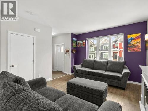 31-85 Aksala Drive, Whitehorse, YT - Indoor Photo Showing Living Room