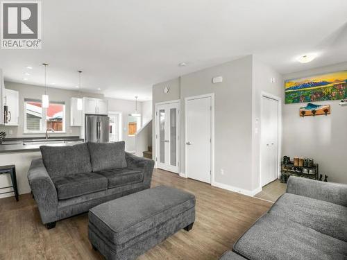 31-85 Aksala Drive, Whitehorse, YT - Indoor Photo Showing Living Room