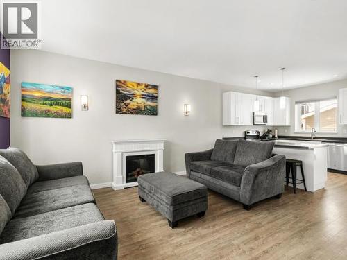 31-85 Aksala Drive, Whitehorse, YT - Indoor Photo Showing Living Room