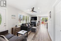Sitting area with fireplace - 