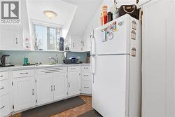 Lots of cupboard space - 