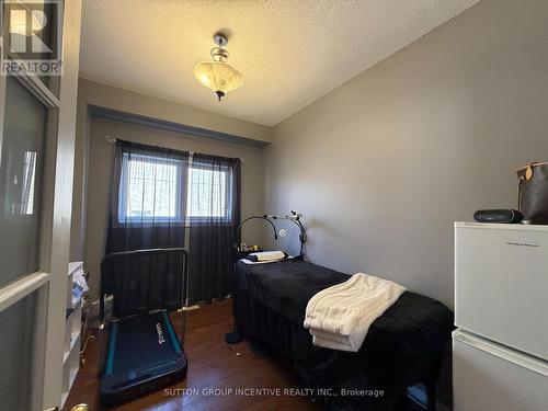 422 Mapleton Avenue, Barrie, ON - Indoor Photo Showing Bedroom