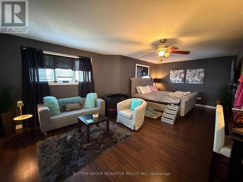 422 Mapleton Avenue, Barrie, ON - Indoor Photo Showing Living Room