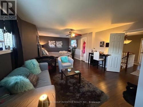 422 Mapleton Avenue, Barrie, ON - Indoor Photo Showing Living Room