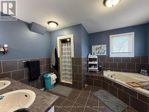 422 Mapleton Avenue, Barrie, ON - Indoor Photo Showing Bathroom