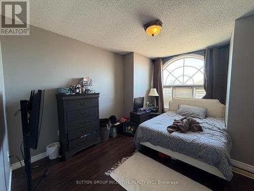 422 Mapleton Avenue, Barrie, ON - Indoor Photo Showing Bedroom