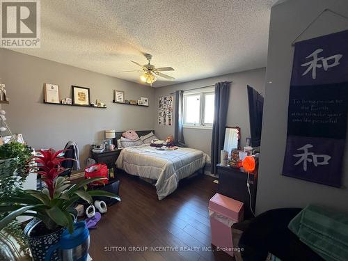 422 Mapleton Avenue, Barrie, ON - Indoor Photo Showing Bedroom