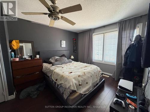 422 Mapleton Avenue, Barrie, ON - Indoor Photo Showing Bedroom