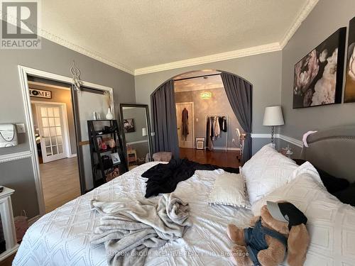 422 Mapleton Avenue, Barrie, ON - Indoor Photo Showing Bedroom