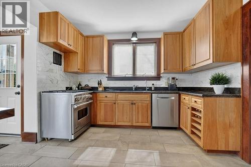 Bright gourmet kitchen - 859 Queen'S Boulevard, Kitchener, ON - Indoor Photo Showing Kitchen