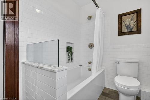 Modern hallway bath - 859 Queen'S Boulevard, Kitchener, ON - Indoor Photo Showing Bathroom