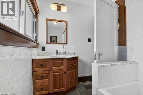 Modern hallway bath - 859 Queen'S Boulevard, Kitchener, ON - Indoor Photo Showing Bathroom