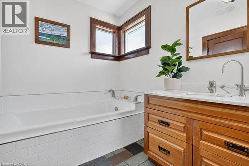 Stylish ensuite bath - 859 Queen'S Boulevard, Kitchener, ON - Indoor Photo Showing Bathroom