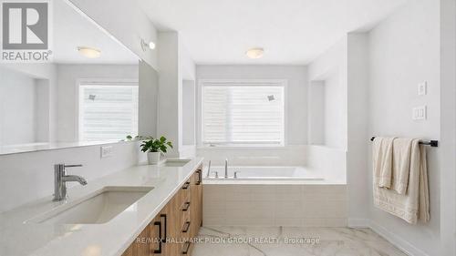 272 Cornice Street, Ottawa, ON - Indoor Photo Showing Bathroom