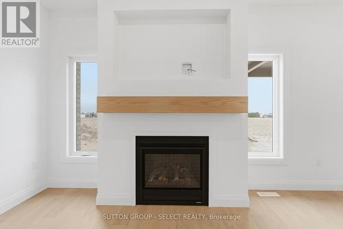 45 Hardy Drive, Strathroy-Caradoc (Se), ON - Indoor Photo Showing Living Room With Fireplace