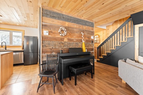 Salon - 168  - 170 Ch. Demers, Sutton, QC - Indoor