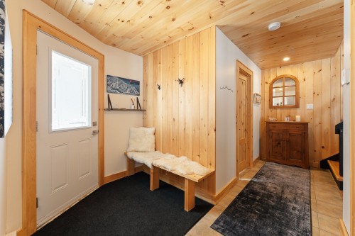 Hall d'entrée/Vestibule - 168  - 170 Ch. Demers, Sutton, QC - Indoor Photo Showing Other Room