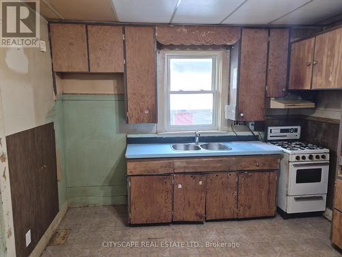Kitchen - 33 Glenwood Avenue, London East, ON - Indoor Photo Showing Kitchen With Double Sink