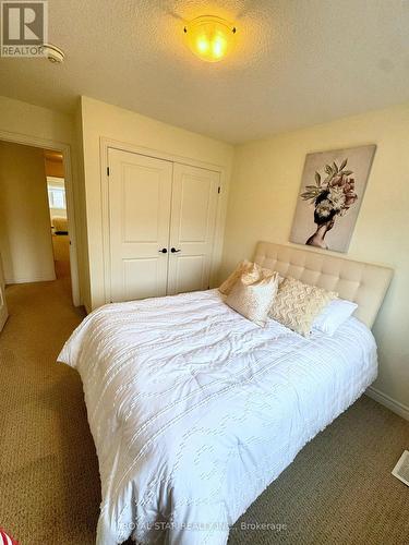 114 Dunrobin Lane, Grimsby, ON - Indoor Photo Showing Bedroom