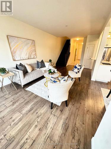 114 Dunrobin Lane, Grimsby, ON - Indoor Photo Showing Living Room