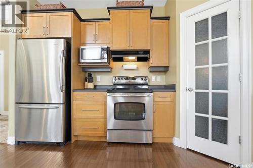 302 Brookhurst Terrace, Saskatoon, SK - Indoor Photo Showing Kitchen