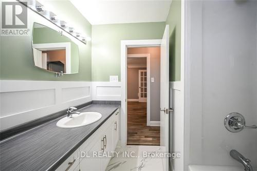 8110 Chippewa Road E, Hamilton, ON - Indoor Photo Showing Bathroom