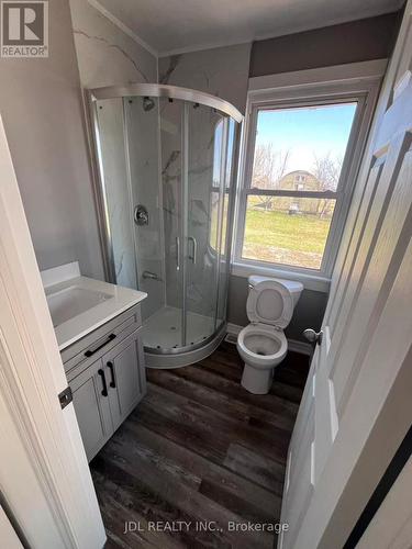 8110 Chippewa Road E, Hamilton, ON - Indoor Photo Showing Bathroom