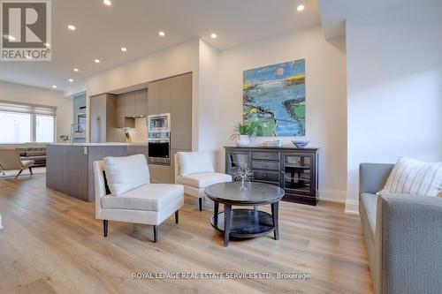 137 High Street W, Mississauga, ON - Indoor Photo Showing Living Room