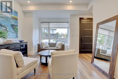 137 High Street W, Mississauga, ON - Indoor Photo Showing Living Room