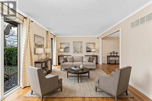 3748 Ouellette Avenue, Windsor, ON - Indoor Photo Showing Living Room