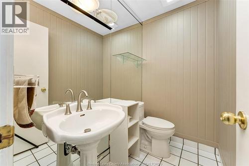 3748 Ouellette Avenue, Windsor, ON - Indoor Photo Showing Bathroom