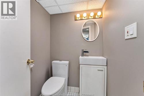 3748 Ouellette Avenue, Windsor, ON - Indoor Photo Showing Bathroom