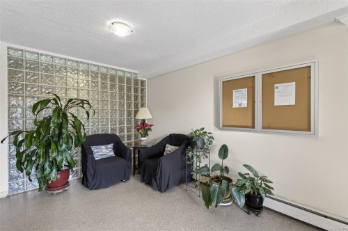 323-3225 Eldon Pl, Saanich, BC - Indoor Photo Showing Other Room