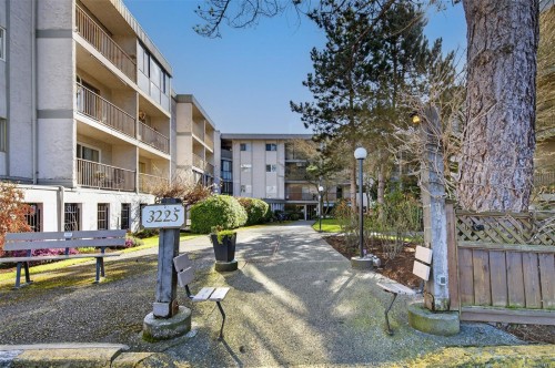 323-3225 Eldon Pl, Saanich, BC - Outdoor