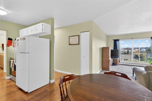 323-3225 Eldon Pl, Saanich, BC - Indoor