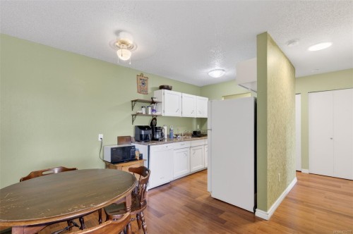 323-3225 Eldon Pl, Saanich, BC - Indoor Photo Showing Kitchen