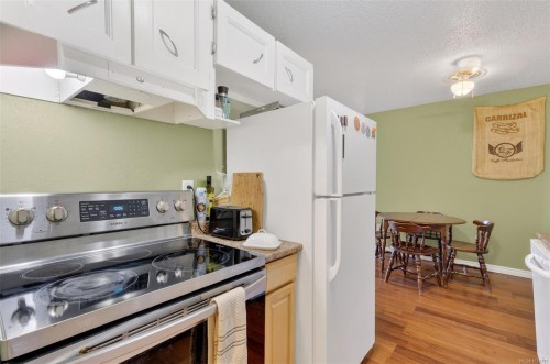 323-3225 Eldon Pl, Saanich, BC - Indoor Photo Showing Kitchen