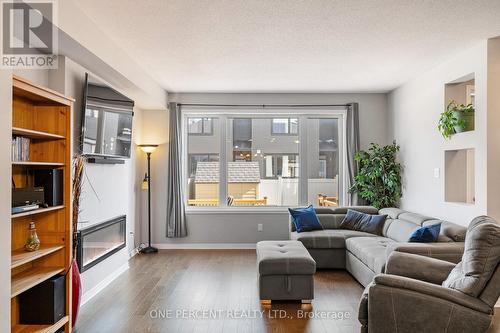 910 Paseana Place, Ottawa, ON - Indoor Photo Showing Living Room