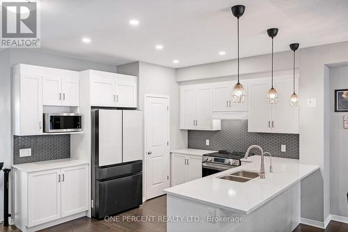 910 Paseana Place, Ottawa, ON - Indoor Photo Showing Kitchen With Double Sink With Upgraded Kitchen