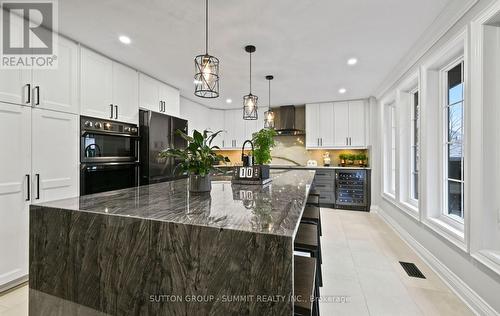 1095 Geran Crescent, Mississauga, ON - Indoor Photo Showing Kitchen With Upgraded Kitchen