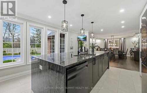 1095 Geran Crescent, Mississauga, ON - Indoor Photo Showing Kitchen With Upgraded Kitchen