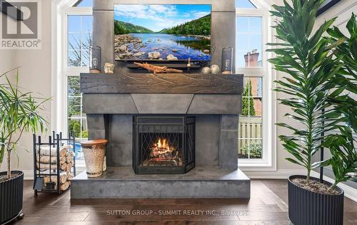 1095 Geran Crescent, Mississauga, ON - Indoor Photo Showing Living Room With Fireplace