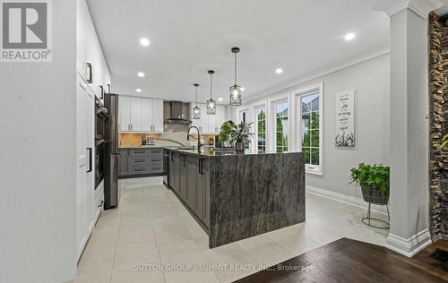 1095 Geran Crescent, Mississauga, ON - Indoor Photo Showing Kitchen With Upgraded Kitchen