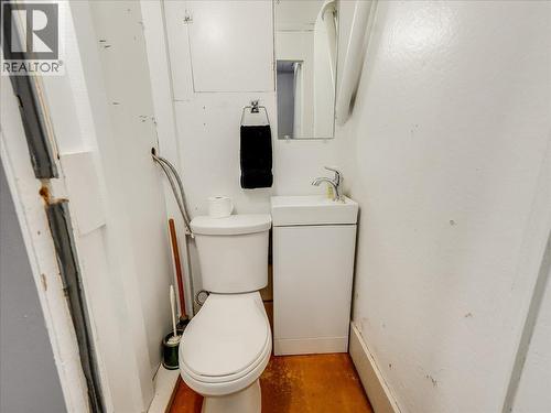 1911 Second Avenue, Trail, BC - Indoor Photo Showing Bathroom
