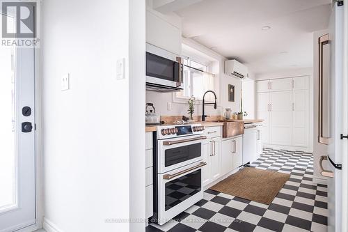 14 Reginald Street, Hamilton, ON - Indoor Photo Showing Kitchen With Upgraded Kitchen