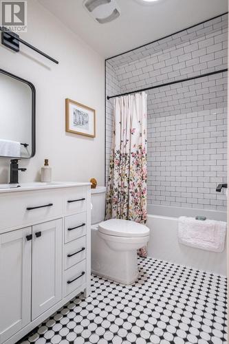 14 Reginald Street, Hamilton, ON - Indoor Photo Showing Bathroom