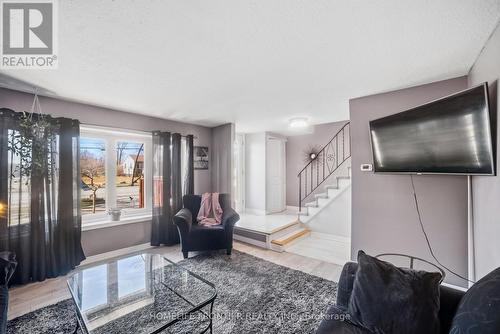 977 Upper Wellington Street, Hamilton, ON - Indoor Photo Showing Living Room