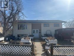 825 7th AVENUE NW Moose Jaw, SK S6H 4C1
