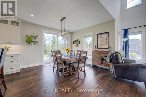 58 Carriage Crossing, Mapleton, ON - Indoor Photo Showing Dining Room