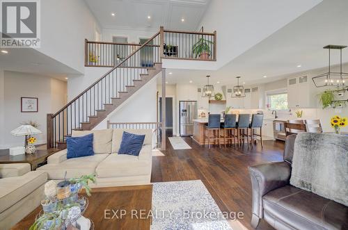 58 Carriage Crossing, Mapleton, ON - Indoor Photo Showing Living Room